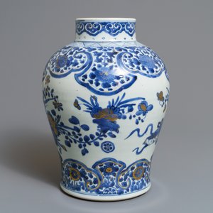 Een Chinese blauwwitte en vergulde vaas met floraal decor, Kangxi — foto 2