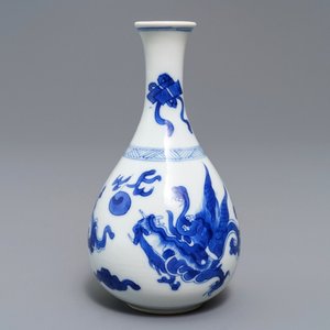 Een Chinese blauwwitte flesvormige 'draken' vaas, Kangxi — foto 1