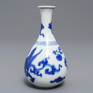 Een Chinese blauwwitte flesvormige 'draken' vaas, Kangxi — foto 2
