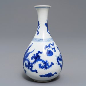 Een Chinese blauwwitte flesvormige 'draken' vaas, Kangxi — foto 4