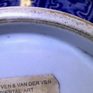Een Chinese blauwwitte flesvormige Ming-stijl vaas, Qianlong merk, 19/20e eeuw — foto 10