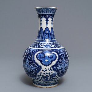 Een Chinese blauwwitte flesvormige vaas, Kangxi merk, 19e eeuw — foto 1