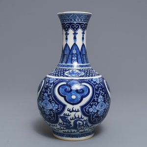 Een Chinese blauwwitte flesvormige vaas, Kangxi merk, 19e eeuw — foto 2