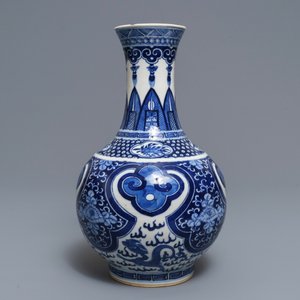 Een Chinese blauwwitte flesvormige vaas, Kangxi merk, 19e eeuw — foto 4