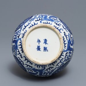 Een Chinese blauwwitte flesvormige vaas, Kangxi merk, 19e eeuw — foto 5