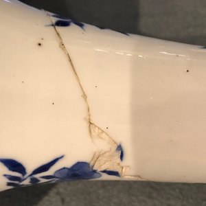 Een Chinese blauwwitte flesvormige vaas, Kangxi merk en periode — foto 12