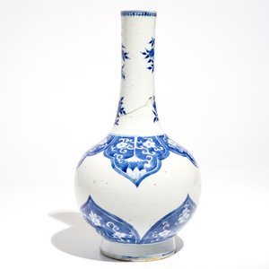 Een Chinese blauwwitte flesvormige vaas, Kangxi merk en periode — foto 3