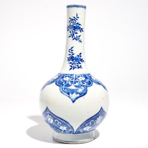 Een Chinese blauwwitte flesvormige vaas, Kangxi merk en periode — foto 4