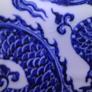 Een Chinese blauwwitte flesvormige vaas met draken en florale slingers, 19/20e eeuw — foto 16