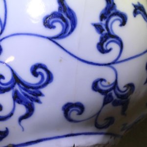 Een Chinese blauwwitte flesvormige vaas met draken en florale slingers, 19/20e eeuw — foto 19