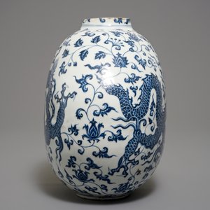 Een Chinese blauwwitte flesvormige vaas met draken en florale slingers, 19/20e eeuw — foto 2