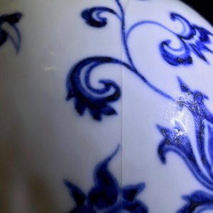 Een Chinese blauwwitte flesvormige vaas met draken en florale slingers, 19/20e eeuw — foto 21