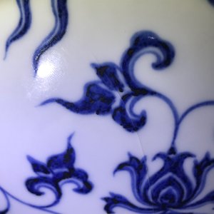 Een Chinese blauwwitte flesvormige vaas met draken en florale slingers, 19/20e eeuw — foto 30