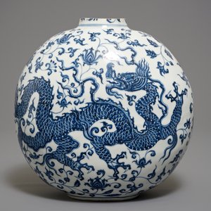 Een Chinese blauwwitte flesvormige vaas met draken en florale slingers, 19/20e eeuw — foto 3