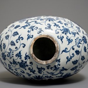 Een Chinese blauwwitte flesvormige vaas met draken en florale slingers, 19/20e eeuw — foto 5