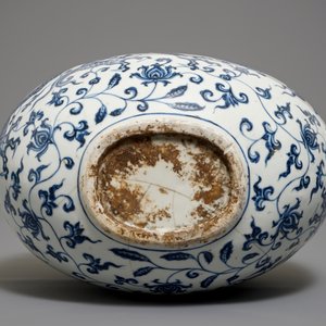 Een Chinese blauwwitte flesvormige vaas met draken en florale slingers, 19/20e eeuw — foto 6
