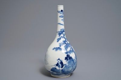 Een Chinese blauwwitte flesvormige vaas met een visser, 19e eeuw