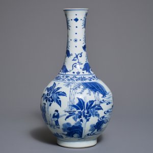 Een Chinese blauwwitte flesvormige vaas met figuratief decor rondom, Transitie periode — foto 2