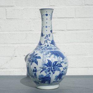 Een Chinese blauwwitte flesvormige vaas met figuratief decor rondom, Transitie periode — foto 9