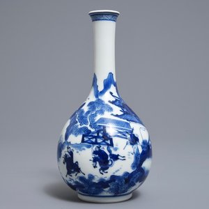 Een Chinese blauwwitte flesvormige vaas met figuren in een landschap, Kangxi — foto 1