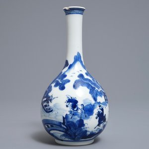 Een Chinese blauwwitte flesvormige vaas met figuren in een landschap, Kangxi — foto 2