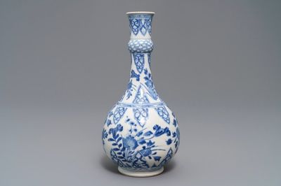 Een Chinese blauwwitte flesvormige vaas met floraal decor, Kangxi