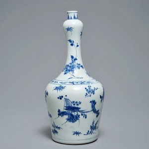 Een Chinese blauwwitte flesvormige vaas met floraal decor, Transitie periode — foto 1