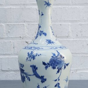 Een Chinese blauwwitte flesvormige vaas met floraal decor, Transitie periode — foto 20