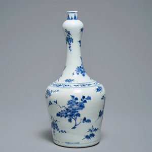 Een Chinese blauwwitte flesvormige vaas met floraal decor, Transitie periode — foto 2