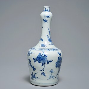 Een Chinese blauwwitte flesvormige vaas met floraal decor, Transitie periode — foto 4