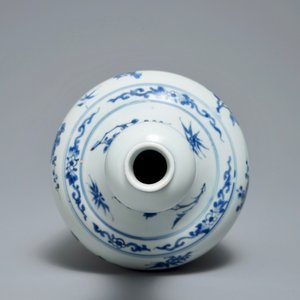 Een Chinese blauwwitte flesvormige vaas met floraal decor, Transitie periode — foto 6