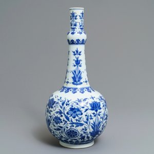 Een Chinese blauwwitte flesvormige vaas met floraal decor, Transitie periode — foto 1