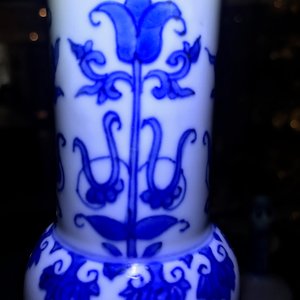 Een Chinese blauwwitte flesvormige vaas met floraal decor, Transitie periode — foto 13