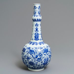 Een Chinese blauwwitte flesvormige vaas met floraal decor, Transitie periode — foto 4