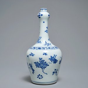 Een Chinese blauwwitte flesvormige vaas met floraal decor, Transitie periode — foto 2