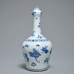 Een Chinese blauwwitte flesvormige vaas met floraal decor, Transitie periode — foto 3