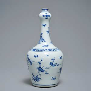 Een Chinese blauwwitte flesvormige vaas met floraal decor, Transitie periode — foto 5