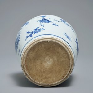 Een Chinese blauwwitte flesvormige vaas met floraal decor, Transitie periode — foto 6