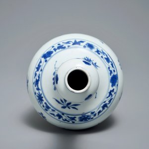Een Chinese blauwwitte flesvormige vaas met floraal decor, Transitie periode — foto 7