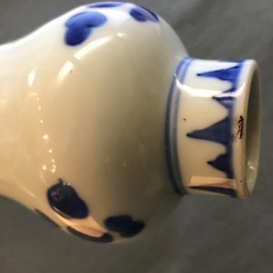 Een Chinese blauwwitte flesvormige vaas met floraal decor, Transitie periode — foto 8