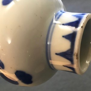 Een Chinese blauwwitte flesvormige vaas met floraal decor, Transitie periode — foto 10