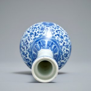 Een Chinese blauwwitte flesvormige vaas met floraal decor, Yongzheng merk, 19/20e eeuw — foto 6