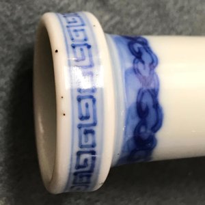 Een Chinese blauwwitte flesvormige vaas met floraal decor, Yongzheng merk, 19/20e eeuw — foto 7
