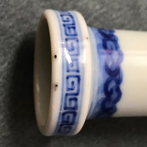 Een Chinese blauwwitte flesvormige vaas met floraal decor, Yongzheng merk, 19/20e eeuw — foto 8