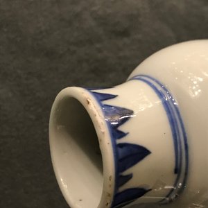 Een Chinese blauwwitte flesvormige vaas met inscriptie, Transitie periode — foto 7