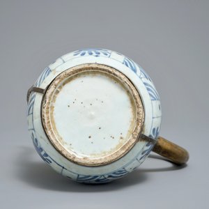 Een Chinese blauwwitte flesvormige vaas met Islamitische montuur, Wanli — foto 8