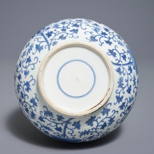 Een Chinese blauwwitte flesvormige vaas met lotusslingers, 18/19e eeuw — foto 4