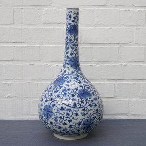 Een Chinese blauwwitte flesvormige vaas met lotusslingers, 18/19e eeuw — foto 7
