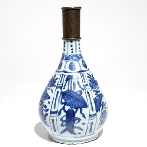 Een Chinese blauwwitte flesvormige vaas met Perzische Qajar bronsmontuur, Wanli — foto 1