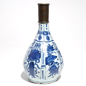 Een Chinese blauwwitte flesvormige vaas met Perzische Qajar bronsmontuur, Wanli — foto 2